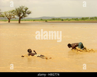 3. September 2005 tummeln sich zwei lokalen Jungs in einem überschwemmten Wadi, ein Fluss in der Wüste, in der Nähe von Kutum in Nord-Darfur, Sudan. Stockfoto