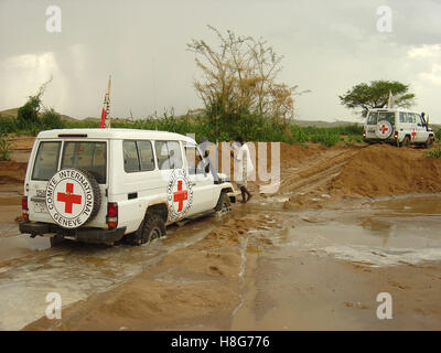 3. September 2005 bereitet eine IKRK Landcruiser zu einem anderen Landcruiser aus einer überfluteten Wadi, in der Nähe von Kutum in Darfur im Sudan zu schleppen. Stockfoto