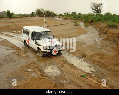 3. September 2005 eine IKRK-Landcruiser geschleppt von einem überfluteten Wadi, in der Nähe von Kutum in Nord-Darfur, Sudan. Stockfoto