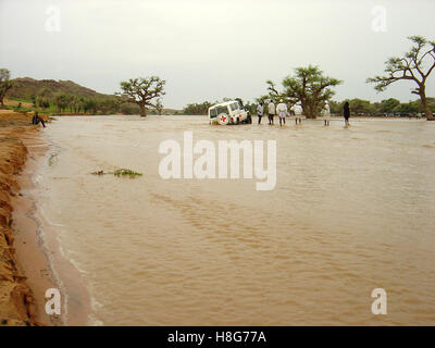 4. September 2005 stecken An IKRK Landcruiser mitten in einem überschwemmten Wadi, in der Nähe von Kutum in Nord-Darfur, Sudan. Stockfoto