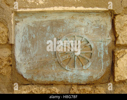 15. September 2005 kleine steinerne Gedenktafel mit einer komplizierten schnitzen eine Gatling-Kanone in den Hafen von Suakin, Nord-Ost-Sudan. Stockfoto