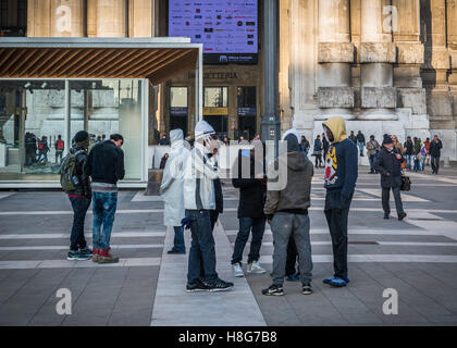 Gruppen von Flüchtlingen aus Kriegsgebieten Regionen sammeln, die auf dem Mailänder Hauptbahnhof auf dem Weg in andere Teile Europas Stockfoto