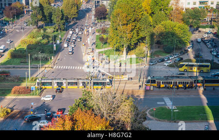 Straßenbahn auf der Straße. Milan Straßenbahnnetzes ist in Betrieb seit 1881, das Netz ist jetzt 170 Kilometer (110 Meile) lang. Stockfoto