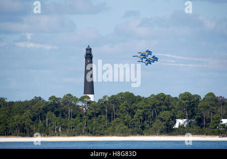 Pensacola, Florida USA - Militär-Jets fliegen in Formation über Pensacola Leuchtturm und von Santa Rosa Island gesehen Stockfoto