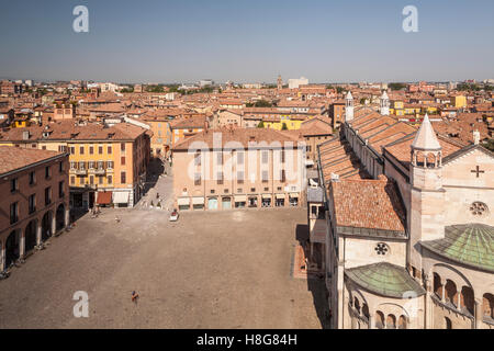 Modena-Dom und der Piazza Grande in Modena, Italien. Die Kathedrale stammt aus dem 11. Jahrhundert und ist im romanischen Stil. Stockfoto