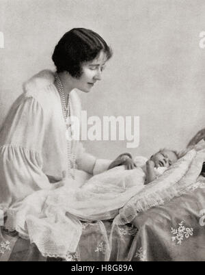 Elizabeth Angela Marguerite Bowes-Lyon, 1900 –2002.   Zukunft Königin Elizabeth, die Königinmutter.  Ehefrau von König George VI und die Mutter von Königin Elizabeth II. Hier zu sehen mit ihrem Baby Tochter Prinzessin Elizabeth im Jahr 1926. Stockfoto