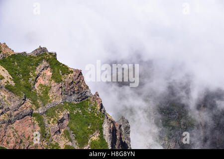 Felsen ragt über Cloud-Ebene Stockfoto