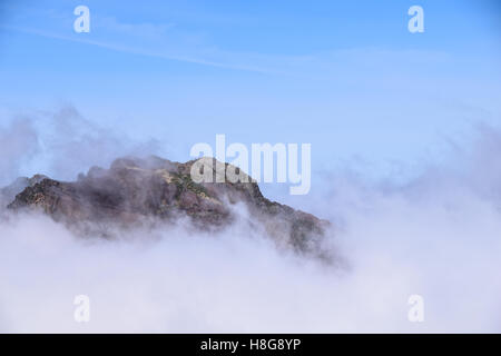 Berg Felsen ragt über Cloud-Ebene Stockfoto