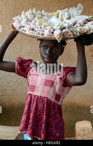 BURKINA FASO, Bobo-Dioulasso, Kinderarbeit, Mädchen verkaufen Muttern / Kinderarbeit, näher Verkauft Erdnuesse Stockfoto