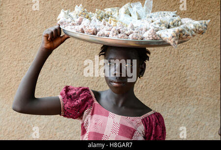 BURKINA FASO, Bobo-Dioulasso, Kinderarbeit, Mädchen verkaufen Muttern / Kinderarbeit, näher Verkauft Erdnuesse Stockfoto