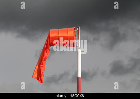 Windsack Ausrüstung überprüfen Sie die Windrichtung Schlag in der Tageszeit und kein Wind wehen am bewölkten Himmel bewölkt. Stockfoto