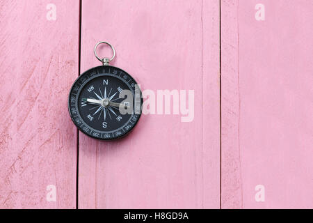 Kompass auf dem rosa Holzboden, Konzept der Reisen und trekking. Stockfoto