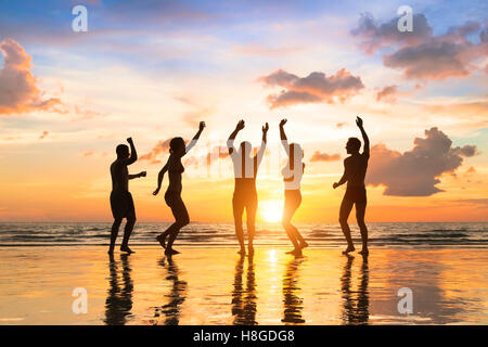 Gruppe von fröhlichen Menschen, die Spaß tanzen bei einer Strandparty, Sommerurlaub, Vollmond, Thailand Stockfoto