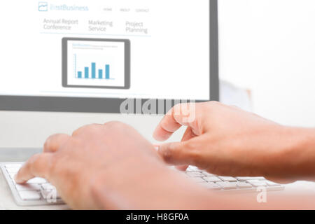 Computer reagiert auf weißen Tisch - Business-website Stockfoto