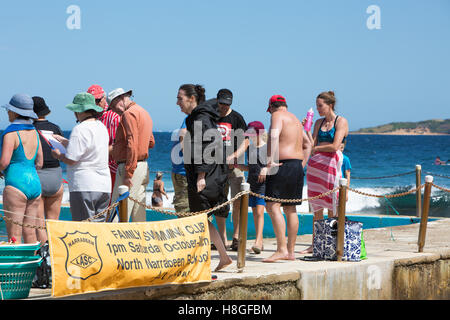 Narrabeen Beach Ocean Pool und Schwimmschule im Rockpool am Strand, einem der nördlichen Strände, Sydney, Australien Stockfoto