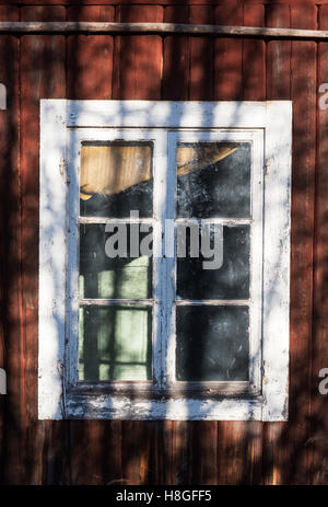 Architektonische Details von alten schwedischen Holzhäusern und Innenräumen mit Sonnenlicht und Schatten, Dalarna County, Schweden Stockfoto