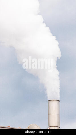 Rauch von Fabrikschornsteinen Stockfoto