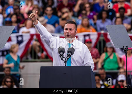 Florida Kongreßanwärter spricht Darren Soto an Präsident Barack Obama-Kampagne-Rallye für Hillary Clinton auf Sonntag, 6. November 2016 am Erbe-Park in Kissimmee, Florida. Stockfoto