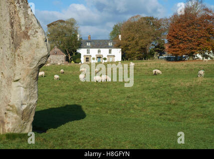 Avebury im Winter. Avebury ist ein kleines Wiltshire Dorf inmitten einer jungsteinzeitlichen Steinkreis. Stockfoto