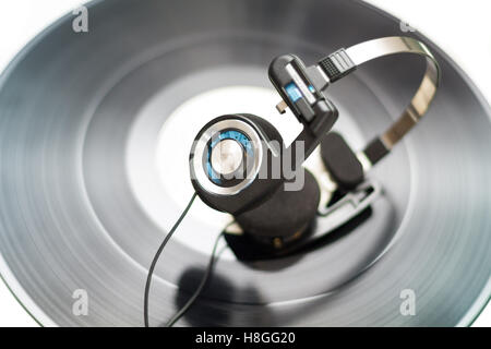 Kopfhörer auf Vinyl Record Plattenspieler. Musikkonzept. Stockfoto