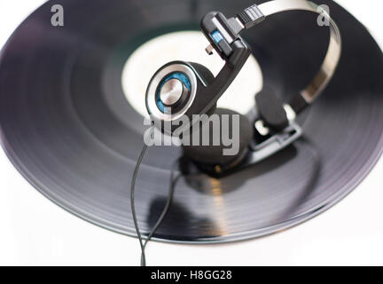 Kopfhörer auf Vinyl Record Plattenspieler. Musikkonzept. Stockfoto