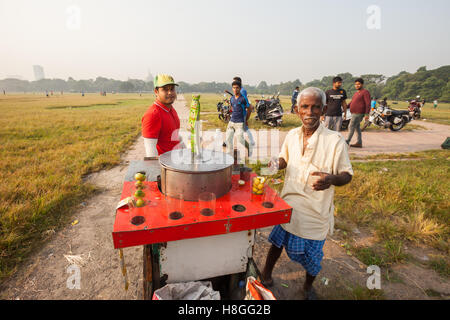 Ein Alter Mann verkauft Limettensaft an Sportler auf dem Maidan in Kolkata (Kalkutta), Indien Stockfoto