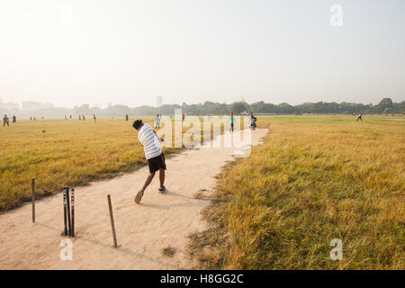 Junge Männer spielen Cricket auf dem Maidan in Kolkata (Kalkutta), Indien Stockfoto