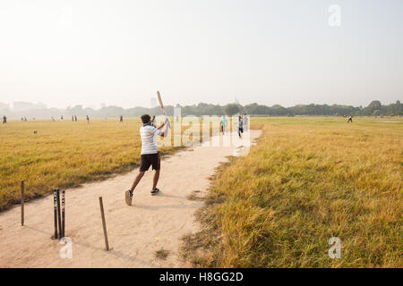 Junge Männer spielen Cricket auf dem Maidan in Kolkata (Kalkutta), Indien Stockfoto