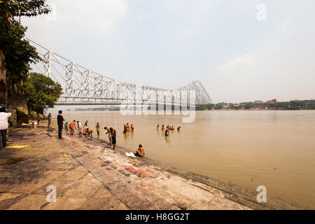 KOLKATA, INDIEN - 22 Okt 2016: die Menschen in den Hooghly River in der Nähe von Howrah Bridge Baden am 22. Oktober 2016 in Kolkata (Kalkutta), In Stockfoto