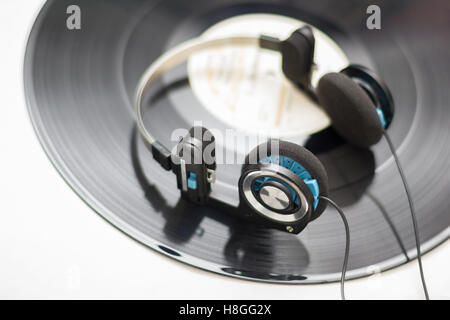 Kopfhörer auf Vinyl Record Plattenspieler. Musikkonzept. Stockfoto