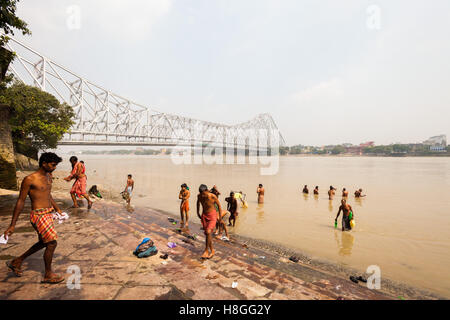 KOLKATA, INDIEN - 22 Okt 2016: die Menschen in den Hooghly River in der Nähe von Howrah Bridge Baden am 22. Oktober 2016 in Kolkata (Kalkutta), In Stockfoto