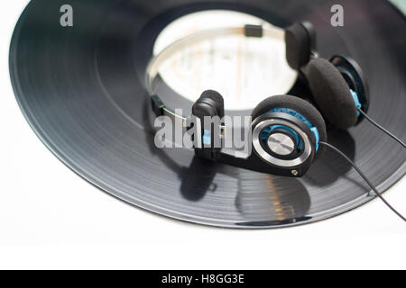 Kopfhörer auf Vinyl Record Plattenspieler. Musikkonzept. Stockfoto