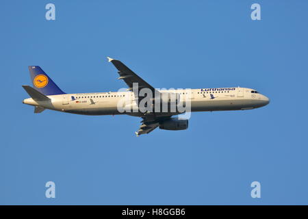 Lufthansa Airbus A321-100 D-AIRR ausgehend von London Heathrow Airport, Großbritannien Stockfoto