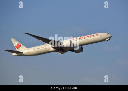 Air Canada Boeing 777-300ER C-FIVR ausgehend von London Heathrow Airport, Großbritannien Stockfoto