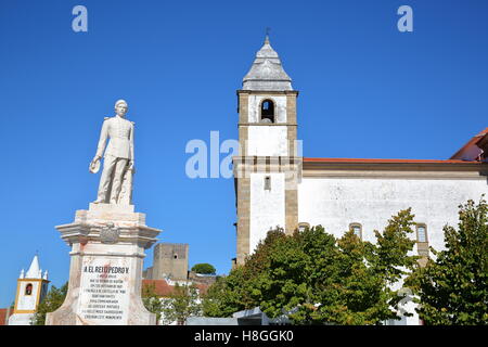 CASTELO DE VIDE, PORTUGAL: Statue von Dom Pedro V mit der Kirche von Santa Maria da Devesa und die Burg im Hintergrund Stockfoto