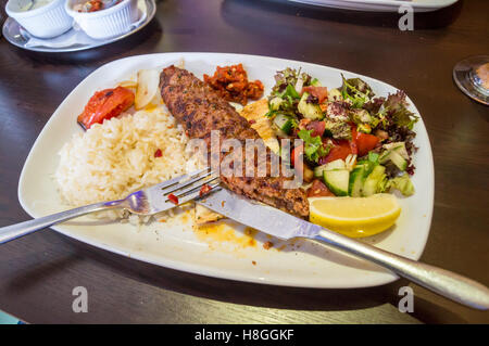 Lamm şiş Kebab mit Reis und Salat im Holzofen türkische Restaurant, South Woodford, London, England Stockfoto