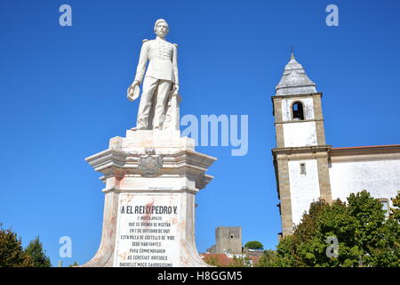 CASTELO DE VIDE, PORTUGAL: Statue von Dom Pedro V mit der Kirche von Santa Maria da Devesa und die Burg im Hintergrund Stockfoto