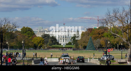 Blauer Himmel und Herbstfarben im Weißen Haus in Washington, DC, am Veterans Day 2016 Stockfoto