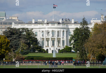 Ein POW MIA Flagge fliegt über das Weiße Haus am Veterans Day. Stockfoto