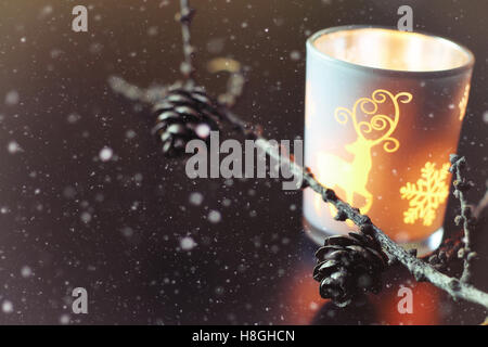 Kerze in Glas Fir-Kegel Stockfoto