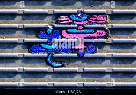 London, England, Vereinigtes Königreich. Millennium Bridge: Ein Werk von Ben Wilson - "Kaugummi Mann". Malerei auf ein Stück von weggeworfenen Kaugummi, Stockfoto