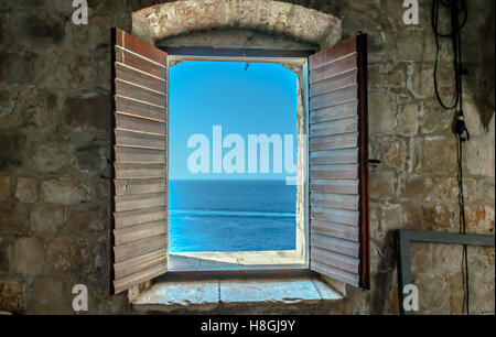 Durch offene Fenster anzeigen Stockfoto