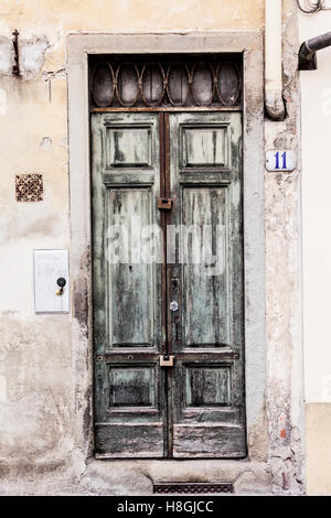 Eine alte Holztür in Florenz, Italien. Stockfoto