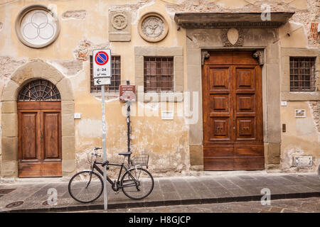 Eine alte Tür und Fahrrad in Florenz, Italien. Stockfoto