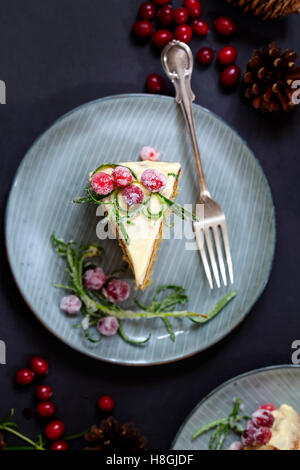 geschichtete Weihnachtskuchen mit gezuckerten Cranberries und Rosmarin Stockfoto