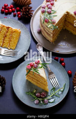 geschichtete Weihnachtskuchen mit gezuckerten Cranberries und Rosmarin Stockfoto