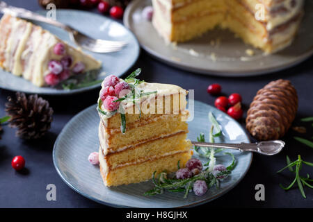 geschichtete Weihnachtskuchen mit gezuckerten Cranberries und Rosmarin Stockfoto