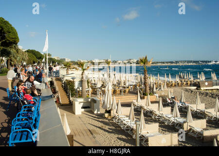 Frankreich, Cote d ' Azur, Cannes, Flaniermeile Boulevard De La Croisette Und Stadtstrand Stockfoto