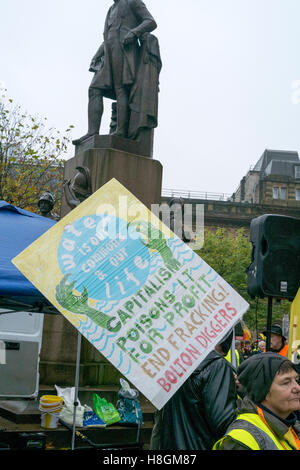 Anti-Fracking Demo, Manchester, UK.  12. November 2016: eine massive Anti-Fracking-Demo findet statt in Manchester Piccadilly Gardens.   Demonstranten versammelten sich zum Kampf gegen die jüngsten Vergabe von Fracking Lizenzen an Unternehmen der Shale-Gas-Industrie beteiligt.  Die umstrittenen Fracking Methode auf PVS gefangen Erdgas hat heftigen Widerstand von den Bewohnern der betroffenen Gebiete konfrontiert.  Bildnachweis: Cernan Elias/Alamy Live-Nachrichten Stockfoto