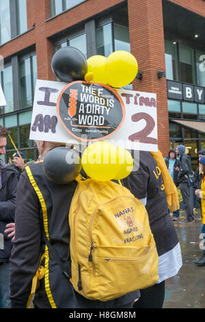 Anti-Fracking Demo, Manchester, UK.  12. November 2016: eine massive Anti-Fracking-Demo findet statt in Manchester Piccadilly Gardens.   Demonstranten versammelten sich zum Kampf gegen die jüngsten Vergabe von Fracking Lizenzen an Unternehmen der Shale-Gas-Industrie beteiligt.  Die umstrittenen Fracking Methode auf PVS gefangen Erdgas hat heftigen Widerstand von den Bewohnern der betroffenen Gebiete konfrontiert.  Bildnachweis: Cernan Elias/Alamy Live-Nachrichten Stockfoto